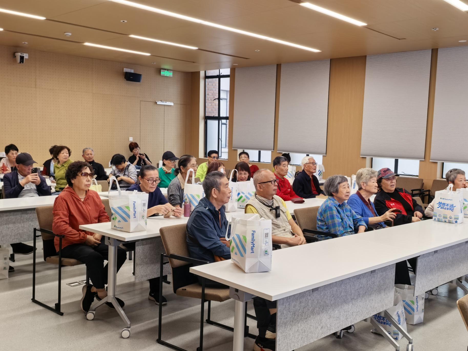 敬颂安康，岁岁颐和  ——同济大学图书馆举办重阳节敬老活动